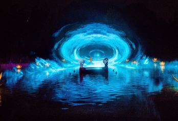 “东京精髓”文化表演（可选穿梭巴士接送）【一場在真正湖面上演出的露天壯觀表演，融合自然景觀、燈光效果與傳統藝術，營造出令人驚嘆的場景。 節目展示了水上木偶戲、民間音樂、鄉村生活以及佛教哲學，完整呈現越南北部的文化精神。 表演者多為當地的農民、舞者與村民，以真摯的情感與樸實魅力，將文化故事生動演繹。】