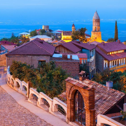 从修道院到酒庄：“爱情小镇”西格纳吉的神圣与微醺