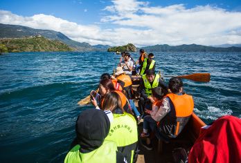 丽江泸沽湖真纯玩一日游+女神湾+全景环湖+划船登鸟岛【专程绕路访精华打卡点--女神湾，静谧湖湾出片超棒；划猪槽船登湖中鸟岛游玩！】