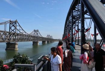 丹东舰景区抗美援朝纪念馆安东老街鸭绿江断桥汤毓麟公馆一日活动【鸭绿江断桥是历史地标是抗美援朝战争的历史见证，被美军炸毁的残留桥体至今保留，弹痕清晰可见。】