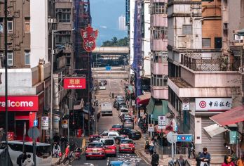 香港·精致小团+双特色美食【落日飞车游中环，蜡像馆名人打卡】【[服务标准再升级]20人/6人精品小团，避开拥挤的人群，专属导游全程贴心护航。在香港体验帝王级享受。】