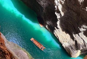 恩施市+屏山峡谷一日游【含船|可选岚图梦想家小团|可独立团】【[匠心打造]0擦边、0加水，0购物，恩施城区内酒店和火车站提供免费接送服务，天天发团】