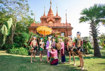 曼听御花园+西双版纳傣族园一日游【西双版纳文旅大补贴】【[风情版纳]沉浸式游御花园、穿越傣族皇宫场景、千姿百态的后花园、变身一场换装秀、情景式代入个性体验行】
