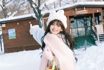 亚布力滑雪一日游【初级滑雪3小时+乌苏里船歌畅玩冰雪项目】【[潮展示]亚布力5S滑雪场初级滑雪3小时，配备雪服雪镜+雪板雪杖雪鞋，特写动作滑雪姿势，来吧，展示！】