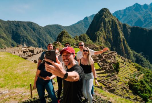 库斯科出发乘火车马丘比丘一日游|线路2【清晨从库斯科出发，搭乘穿越安第斯山脉的观光列车前往马丘比丘，开启一段充满壮丽景色的终生难忘之旅。 在专业导游的带领下探索失落的印加古城，当您漫步于神庙、梯田和神圣广场之间时，历史将栩栩如生地呈现在眼前。 无忧出行全包服务：酒店接送、火车和巴士门票、马丘比丘入场券及导游讲解——一切为您安排妥当。】