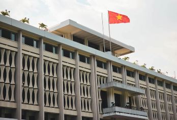 胡志明市一日游与古芝地道：全日体验【小团或豪华团】【参观统一宫，这座历史遗址见证了1975年越南战争的正式结束 探索战争遗迹博物馆，这里陈列着深刻的展品和战时文物。 前往古芝地道，探索传奇般的250公里地下迷宫。】