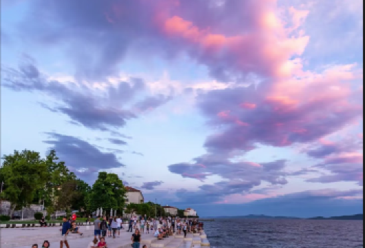 「海浪音乐 + 彩瓦教堂 + 失恋故事」扎达尔至萨格勒布一日【[定制包车游]专享中文司机独立包车，市区范围酒店上门接送，行程路线可根据个人需求调整。】