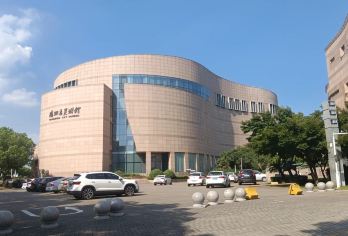 【金牌说】扬州双博馆讲解 2.5H 大咖领讲 8人小团私家团【[金牌导游讲师团]他们博古通今，善于挖掘文物背后的故事，用有趣的方式带您领江南大型明清水上园林；】