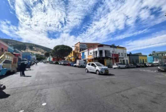 南非开普敦马来区+阿尔弗雷德码头广场+葡萄酒庄园+桌山一日游【专业本地司机熟悉多变路况与交通，确保景点间高效转移。】