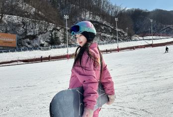 洛阳伏牛山滑雪一日游【官方直通车|赠暖冬四宝二险|天天发车】【[双险护航]凡跟团出游者，每人均含出游当天雪场险+车位险，为您保驾护航！】