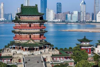 【金牌说】滕王阁讲解 2小时 大咖讲师 12人拼团 含门票【[金牌导游讲师团]他们博古通今，幽默睿智，善于挖掘文物背后的故事，用有趣的方式带您领略明清风采；】