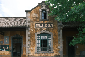 云南建水古城+石屏古镇+建水小火车+燕子洞一日游中英文服务【建水古城炊锅慢煮六百年，石屏文庙状元井溢墨香，米轨小火车穿花海，燕子洞钟乳悬万燕。】