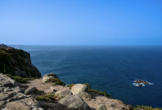 葡萄牙里斯本罗卡角+辛特拉王宫+热罗尼莫斯修道院一日游【专业司机应对复杂路况与停车难题，行程灵活自由，让您专注于游览与拍照。】