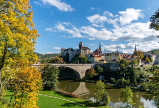【可饮用的温泉】布拉格出发-卡罗维发利温泉小镇&圣诞节一日游【服务时间：本产品为中文司机专车出行，服务时长为10小时，包括往返接送，景点参观及用餐时间；】