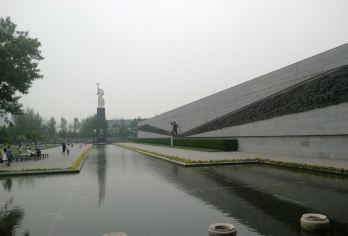 侵华日军南京大屠杀遇难同胞纪念馆半日活动+含预约+人工讲解2H【1、人工深度讲解史展馆120分钟，配无线耳麦。如果您自己有预约门票，可选不含门票预约的讲解！】