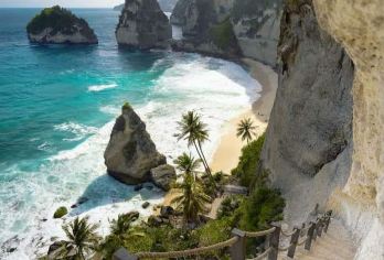 东努沙佩尼达私人一日游（含午餐）- 在沙努尔港集合【探索钻石海滩的原始美景，柔软的白色沙滩与清澈碧绿的海水交相辉映 探索阿图海滩的魅力，这是一块隐藏的宝石，周围环绕着高耸的悬崖和天然的岩石拱门 参观著名的树屋，它坐落在悬崖上，可以欣赏海岸线的全景】