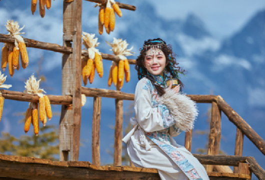 丽江玉龙雪山有风牧场骑马45分钟+旅拍（服饰妆造底片）一日游【多场景：大经幡，扎染，大草地拍照，抱小羊，骑马，小木屋，目的地、骑马、小木屋等多种拍照场景】