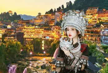 边城茶峒拉拉渡+芙蓉镇夜景+湘西苗寨一日游【经典景点：网红芙蓉镇+一脚踏三省边城+浪漫凤凰城+原生态苗寨】