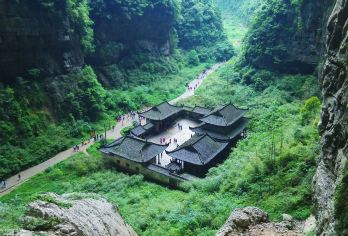 天生三桥+龙水峡地缝一日游【散拼大团含午餐变形金刚4取景地】【正规空调旅游车，保证一人一正座，含 1 正餐，持有导游资格证书的专业导游全程优质服务】