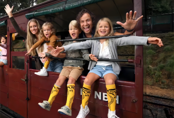 【接急单|彩虹小屋】墨尔本普芬比利蒸汽火车+菲利普岛一日游【菲利普岛海岸线，日落与生态完美融合。近距离观赏野生小企鹅黄昏归巢，萌态十足！】