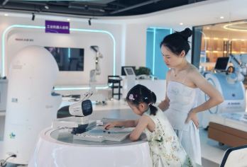 【上海智能机器人+无人机送餐一日游研学】近距离体验+司兼导【无人机送餐 近14 分钟就能将外卖送到用户手中】