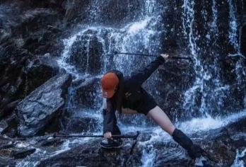 虎跳峡徒步【专业向导、含登山杖、纯玩、网红大阳台】一日游【卖家承诺：2-16人小团，专业向导、古城周边接送】