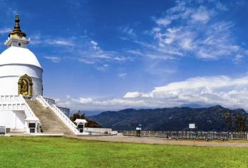 尼泊尔博卡拉人文宗教 + 湖景风光线一日游【串联宗教建筑与高原湖泊，既能感受信仰的力量，又能欣赏博卡拉标志性湖光山色】