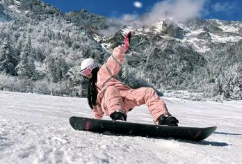 成都往返羌人谷滑雪一日游（专业雪道+含往返交通+戏雪乐趣）【羌人谷冬日雪景如画，白雪相映成趣，滑雪之余还能拍大片】
