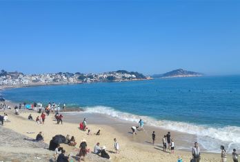 厦门旅游东山岛鱼骨沙洲+南门湾苏峰山8人精品高标海鲜餐一日游【[海岛风光]东山岛精华景点一天逛遍，鱼骨沙洲+《左耳》取景地鱼骨沙洲+苏峰山环岛公路】