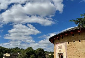 福建永定高北土楼群景区一日游+免费上门接送+多语种导游讲解【[专属导游]专业持证英/日/韩/粤语导游，提供深度文化讲解与贴心服务，沟通零障碍，确保您的体验质量。】