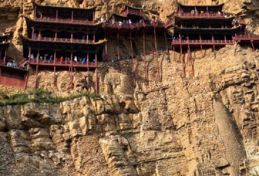 私人导游带领，探索更多大同云安石窟和天空寺的精彩之旅【旨在*大限度地利用您的时间，并为中国两处*令人叹为观止的联合国教科文组织世界遗产提供深刻的文化和历史背景。 私人导游对于解释艺术作品深刻的象征意义和高效地安排行程至关重要。 从大同出发的一日日游是一次穿越时间、信仰和人类智慧的深刻旅程。】