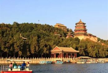 北京【颐和园圆明园】双园讲解一日活动 含门票耳麦 资深导演讲解【颐和园集中展示了中国古典园林的精华，融合了江南水乡的风光，是中国园林艺术的杰作。】