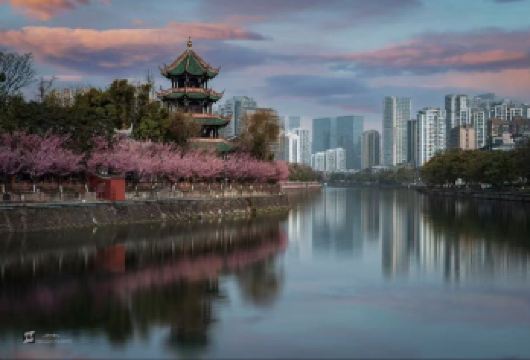 四川成都东郊记忆+梵木创意区+繁星戏剧村+望平街一日游【一日跨工业风、极简风、戏剧韵、市井气，从复古到新潮，多元场景满足不同喜好】