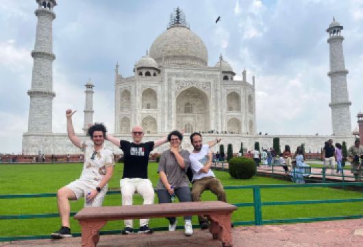 阿格拉：泰姬陵 & 阿格拉堡快速入园私人导览游【泰姬陵快速入园通道，在私人导游陪同下探索这座世界闻名的爱情象征，为您节省宝贵时间 探索历史悠久的阿格拉堡，这座联合国教科文组织世界遗产，享受快速入园服务，了解莫卧儿王朝的皇帝、宫廷生活及隐秘宫殿 享受无忧的私人空调车上门接送服务，专业司机全程护航，旅途更顺畅】