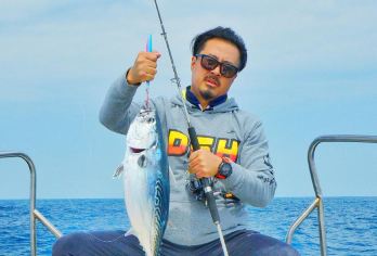 越南芽庄木船包船出海一日游：体验海上海鲜BBQ疯狂甩竿【独立包船+海鲜BBQ（菜品可自选）+中文导游+不限时海杆海钓+鱼获刺身+市区酒店接送+双语客服】