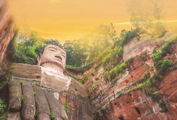 乐山大佛+黄龙溪古镇一日游【私家团+含门票+三环内包接送】【[精品私家团]专注小团，拒绝早起，大佛可选船游或者登山+黄龙溪、登山近看大佛，船游可看大佛全景。】