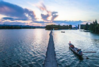 【绍兴特色线】会稽山兜率天宫+龙华寺+柯岩鲁镇一日游【会稽山兜率天宫以鎏金莲花顶与震撼灯光秀著称】