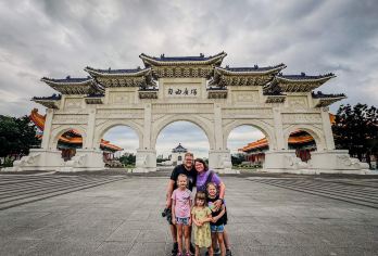 台北国立故宫博物院+中正纪念堂+总统府+忠烈祠中英可选一日活动【准备穿梭大街小巷寻访前，不妨坐上巴士，让导游带你游走台北附近旅游景点，为你细说地方历史】