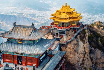 老君山一日游【15人团/上门接送/导游陪爬/高速直达索道口】【[福利保障]洛阳市主城区上门接送，19座江铃考斯特，资深老司机安全护航，本社专职导游全程陪同上山。】