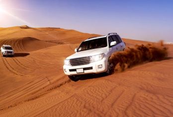 迪拜沙漠营地体验【日落红沙冲沙骑骆驼手绘阿拉伯晚餐表演秀】【定制化套餐：提供标准和VIP选项，适合不同预算。高级营地设施：VIP专属座位、无限烧烤、自助餐和美景】