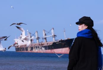 威海：沉船·天鹅·火炬八街旅拍一日游（含道具+摄影师跟拍）【一条精品线路串联威海8大年度网红地标，从火炬八街到布鲁维斯沉船，摄影师跟拍出片，轻松制霸朋友圈。】