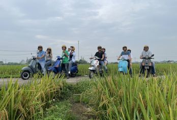 河内复古 Vespa 全日游，探索阳林古村【这种沉浸式体验让你能够直接与当地人互动，了解越南籍的历史、文化和日常生活。 探索越南籍乡村宁静祥和的景色。 远离城市里挤满游客的餐馆，尽情享受正宗越南籍美食的美味。】