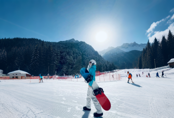 【包车游/直通大巴车】汶川羌人谷滑雪场+成都周边雪场天花板【[品质服务]坚持使用正规运营车辆，始终以安全为首，保障车况优良，干净整洁舒适，配驾老司机保驾护航】