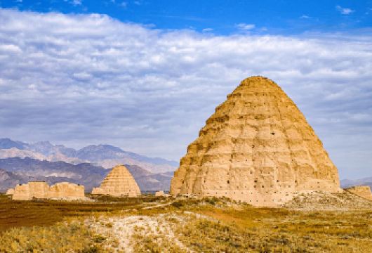 宁夏银川·镇北堡西部影城·贺兰山岩画·西夏陵一日游【[热门景点]世界文化遗产西夏陵/大话西游取景地西部影城/贺兰山岩画】