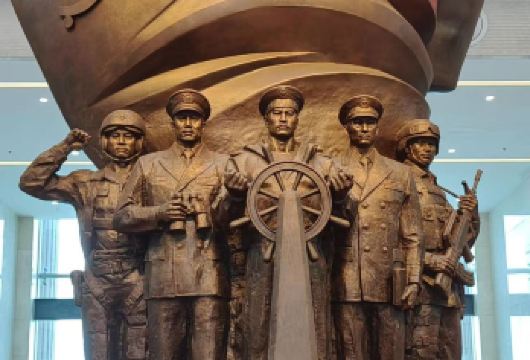 青岛海军博物馆+专业讲师带您体验海军历史与功勋舰艇+不含约票【亮点一： 专业讲师带您深度感受军事文化/室内展厅和陆地装备区和海上战舰区】