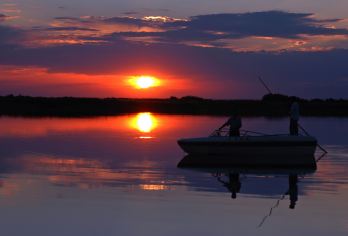赛里木湖休闲懒人行一日游【根据人数安排车型，1-4人五座，5-6人七座商务车】