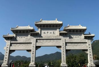 少林寺纯玩半日游【拼大团丨含耳麦使用丨专业导游讲解】【导游陪同讲解少林寺，深入了解佛教文化、客服管家一对一服务；】