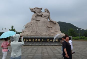 丹东舰抗美援朝纪念馆鸭绿江断桥汤毓麟公馆虎山长城一日活动【鸭绿江断桥是历史地标是抗美援朝战争的历史见证，被美军炸毁的残留桥体至今保留，弹痕清晰可见。】