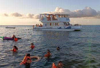 在安迪世界游艇上享受长滩岛终极派对巡游【在豪华的安迪世界游艇上，舒适地欣赏长滩岛清澈海水上令人惊叹的日落美景。 避开拥挤的海滩和喧闹的酒吧，来一场独一无二的海上派对体验吧！ 热情周到的船员将为您提供**的服务，致力于让您的邮轮之旅成为一段难忘的回忆。】