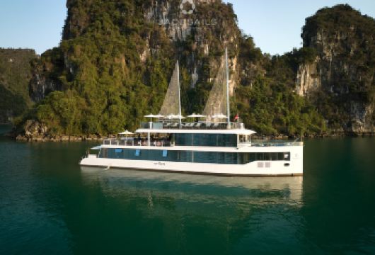 翡翠帆船 - *豪华的一日游探索下龙湾和兰哈湾【享用令人垂涎的越南籍融合美食自助午餐 在宁静的海湾游泳，周围风景优美 划皮划艇穿过一系列石笋洞穴，进入隐藏的泻湖】